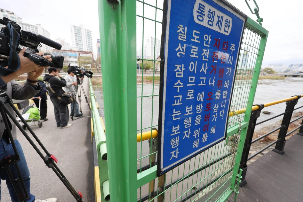 31일 대구 북구 칠성동 잠수교 아래 신천에서 여성의 시신이 담긴 캐리어가 발견된 가운데 캐리어가 발견된 지점에서 취재진이 취재하고 있다. 2026.3.31. 연합뉴스