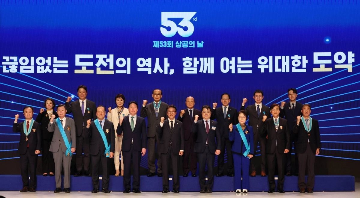 대한상공회의소는 31일 서울 중구 대한상의회관에서 ‘제53회 상공의 날 기념식’을 갖고, 국가경제 발전에 기여한 상공인과 근로자 264명에게 산업훈장과 산업포장, 대통령 표창 등을 수여했다. 김민석(앞줄 왼쪽 다섯번째) 국무총리, 최태원(앞줄 왼쪽 네번째) 대한상의 회장이 수상자들과 기념촬영을 하고 있다. 대한상의 제공