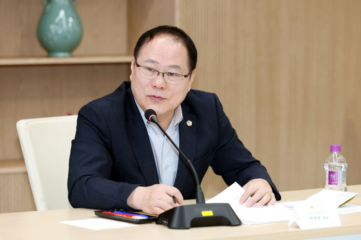 박재용 의원이 31일 경기도의회 예담채에서 열린 ‘제11대 경기도의회 후반기 의정정책백서 제작 용역 중간보고회’에 참석해 백서의 방향성과 구성에 대한 의견을 제시하고 있다.(사진=경기도의회)