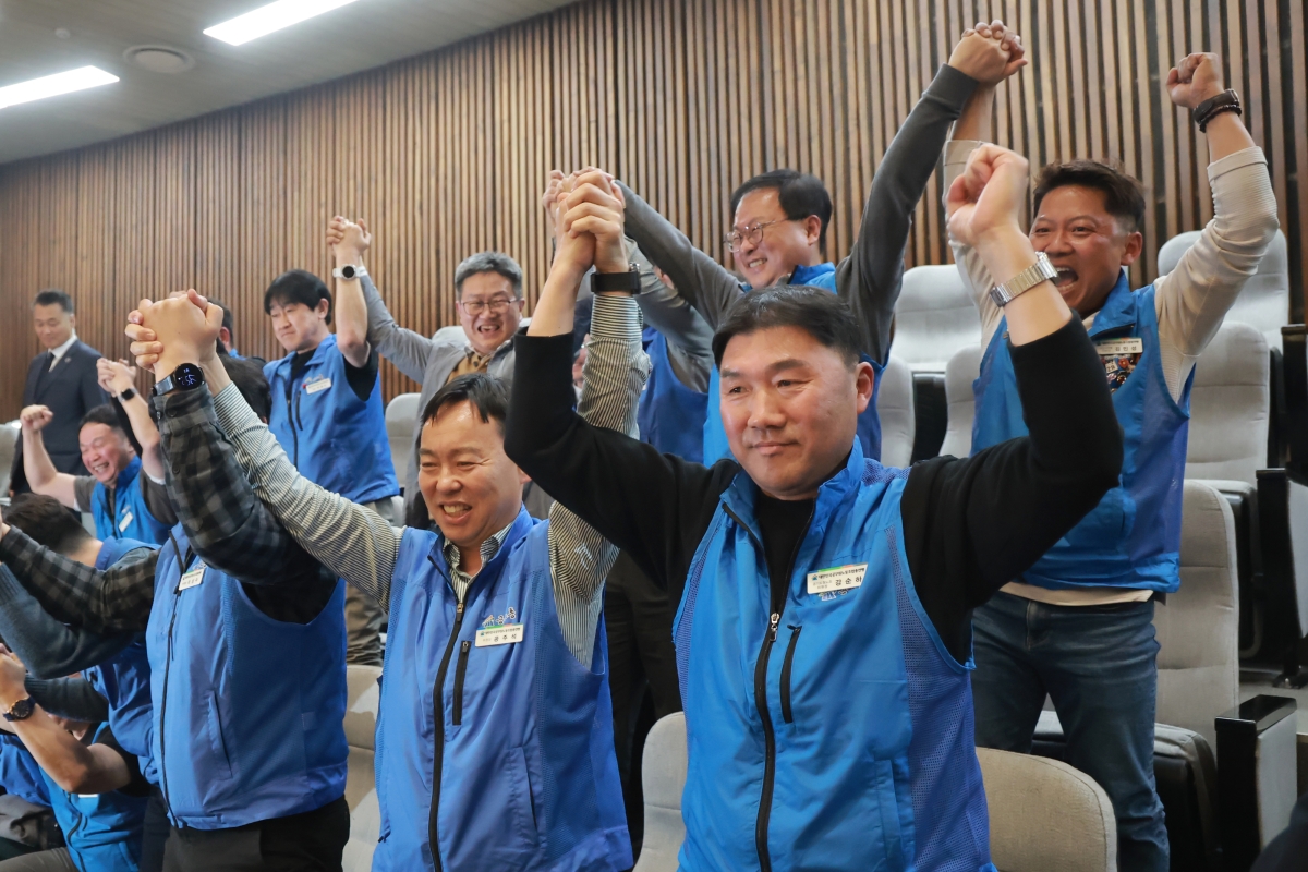 ‘노동절 법정 공휴일로’ 공휴일법 본회의 통과에 환호