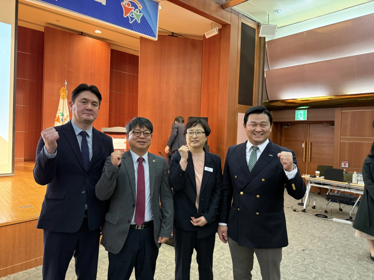 김재훈 의원이 31일 경기아트센터에서 열린 다함께돌봄센터 경기도협의회 출범식에 참석해 관계자들과 기념촬영을 하고 있다.(사진=경기도의회)