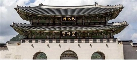 광화문 3층 누각 처마에 설치된 기존 한자 현판은 그대로 두고 2층 누각 처마에 한글 현판을 추가로 설치한 예시 그림. 광화문훈민정음체현판 설치 국민모임 제공