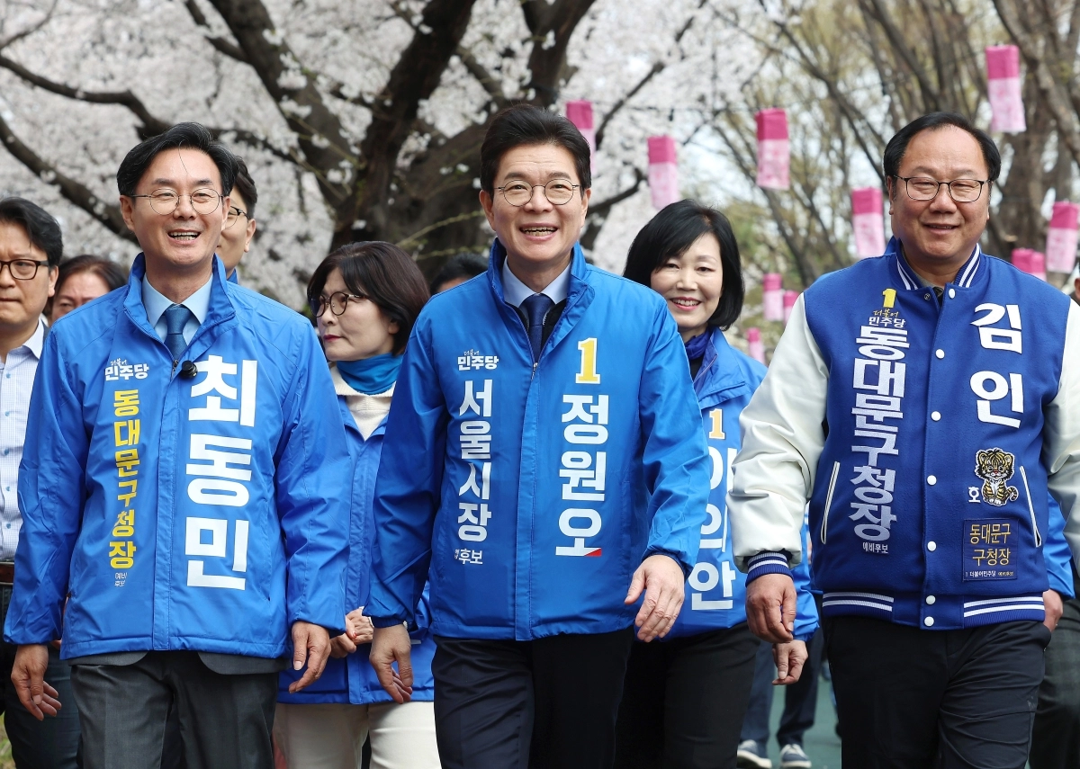 더불어민주당 서울시장 예비후보인 정원오(가운데) 예비후보가 31일 서울 동대문구 장안벚꽃로 일대에서 시민들을 만나기 위해 이동하고 있다. 연합뉴스
