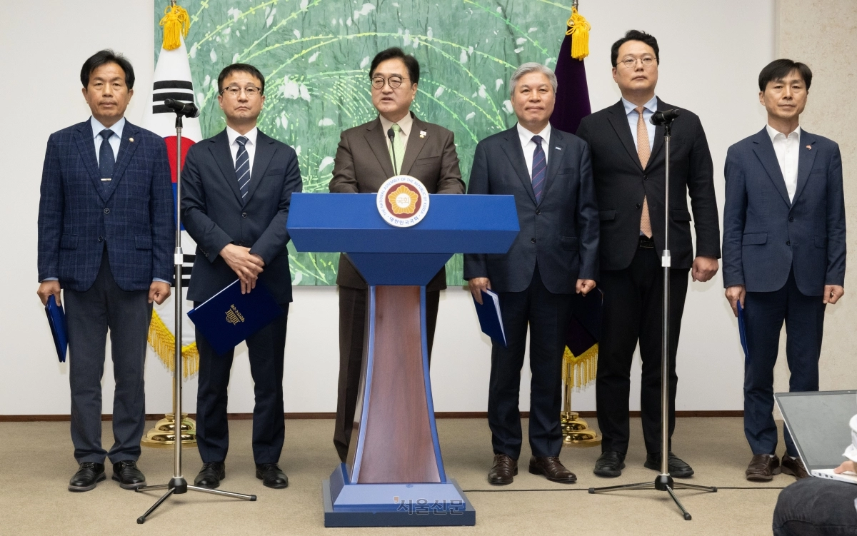 우원식 국회의장이 31일 오후 서울 여의도 국회에서 열린 초당적 개헌추진을 위한 제정당 원내대표 기자회견에서 모두발언을 하고 있다. 왼쪽부터 윤종오 진보당 원내대표, 한병도 더불어민주당 원내대표, 우 의장, 서왕진 조국혁신당 원내대표, 한창민 사회민주당 대표. 안주영 전문기자