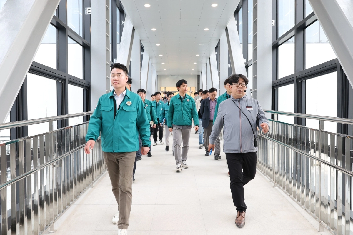 오언석(왼쪽) 도봉구청장이 지난 29일 창동민자역사 현장에서 이용객 동선을 꼼꼼히 확인하고 있다. 도봉구 제공