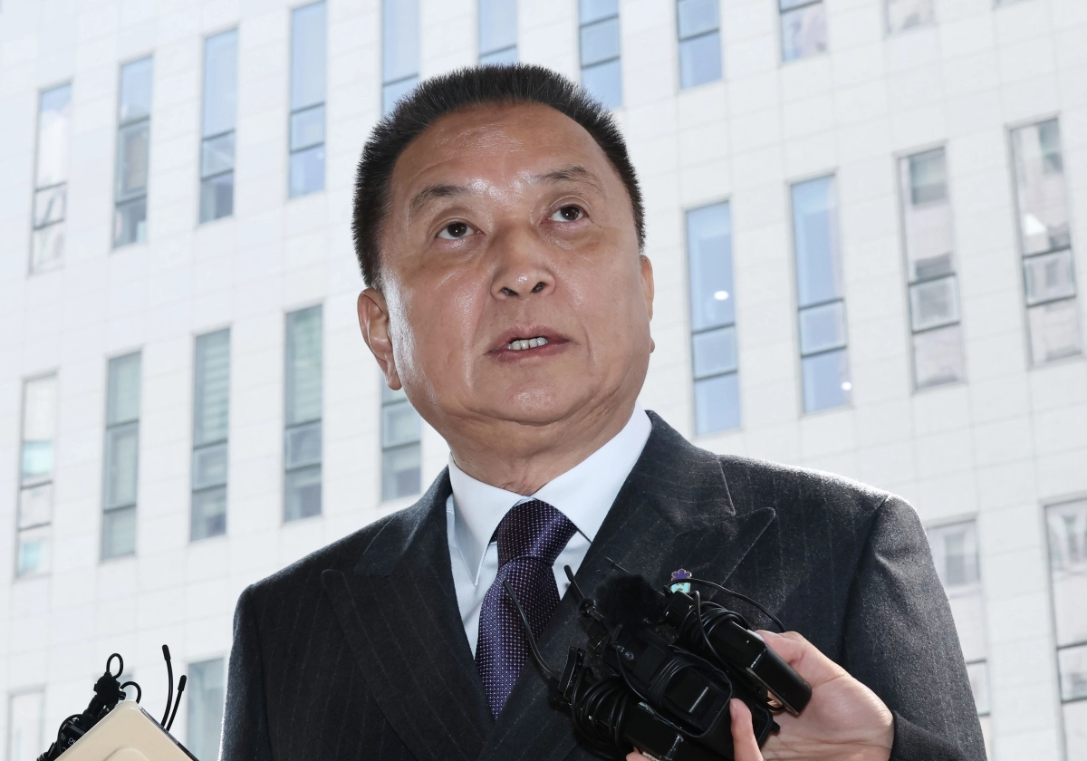 김영환 충북도지사가 23일 서울 양천구 서울남부지방법원에서 자신을  6·3 지방선거 공천에서 배제(컷오프)한 국민의힘 공천관리위원회 결정 효력을 정지해 달라며 낸 가처분 신청 심문에 출석하기 위해 법정으로 향하며, 취재진 질문에 답하고 있다. 2026.3.23 연합뉴스