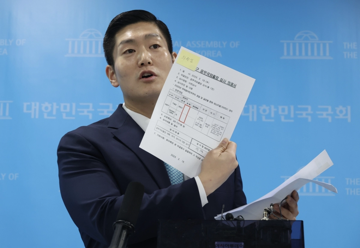 기자회견하는 김재섭 의원