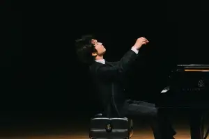 경쾌하게, 쓸쓸하게… 조성진의 건반, ‘춤’을 추다