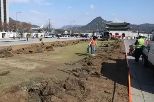새 옷 갈아입는 광화문광장