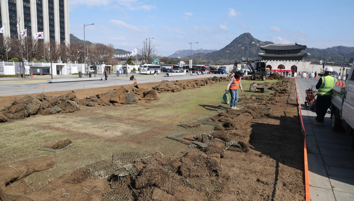 새 옷 갈아입는 광화문광장