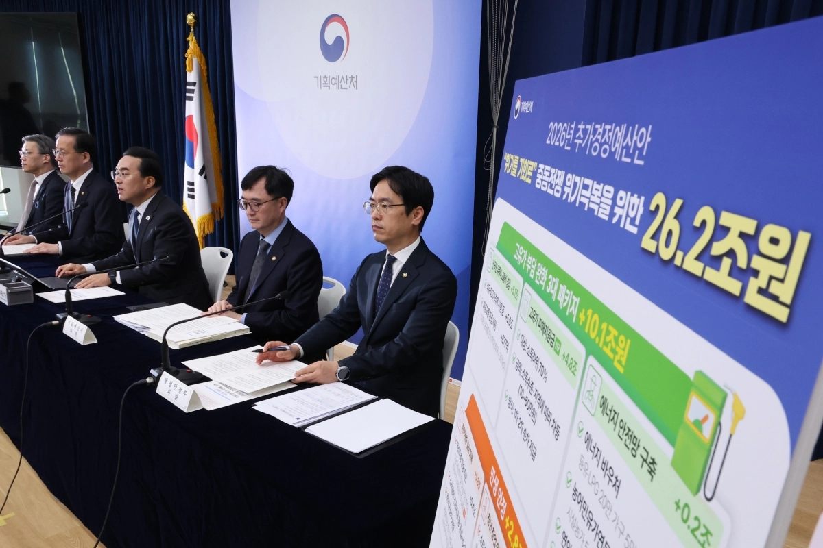 박홍근 기획예산처 장관이 지난 27일 정부세종청사에서 26조 2000억원 규모의 ‘중동전쟁 위기 극복을 위한 추가경정예산안’을 발표하고 있다. 왼쪽부터 오승철 산업통상부 기획조정실장, 이형일 재정경제부 1차관, 박 장관, 임기근 기획처 차관, 김민재 행정안전부 차관. 세종 연합뉴스