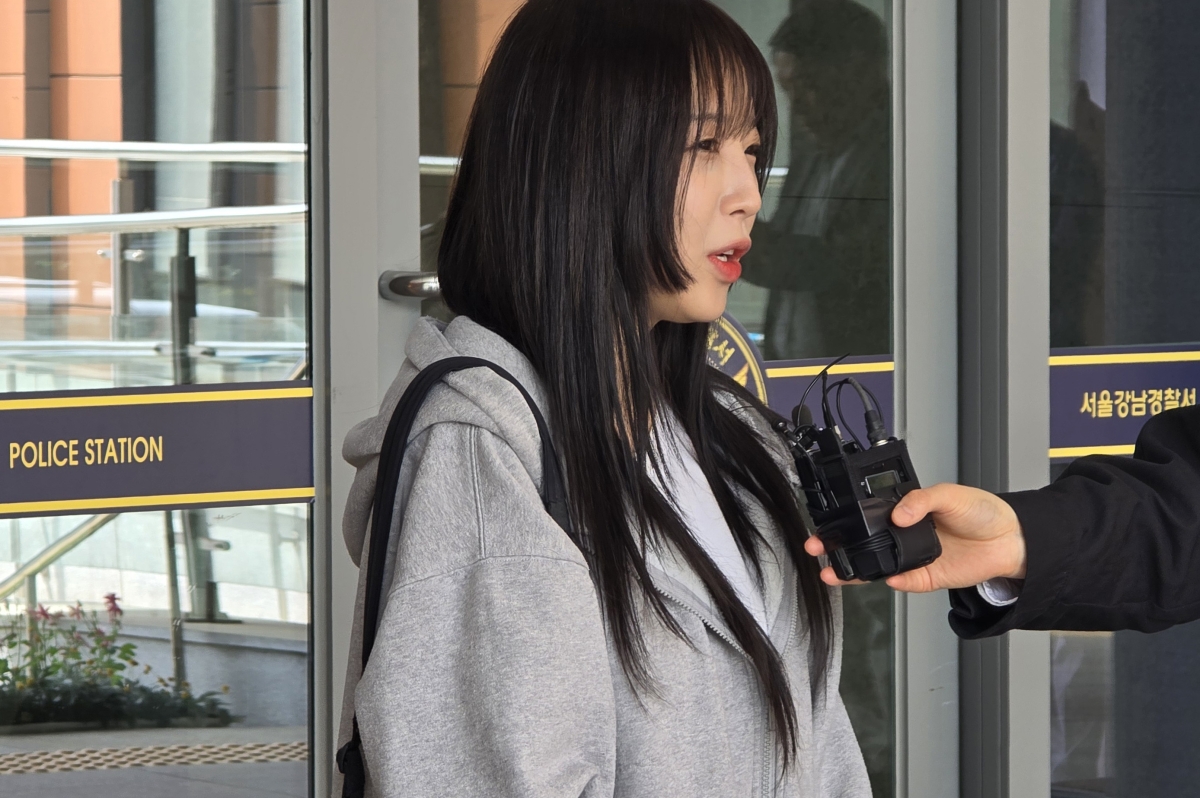 유튜브 채널 가로세로연구소 대표 김세의 씨를 스토킹과 협박 등 혐의로 고소한 유튜버 쯔양(본명 박정원)이 지난해 5월 서울 강남경찰서에서 고소인 조사를 마친 뒤 취재진의 질문에 답하고 있다. 연합뉴스