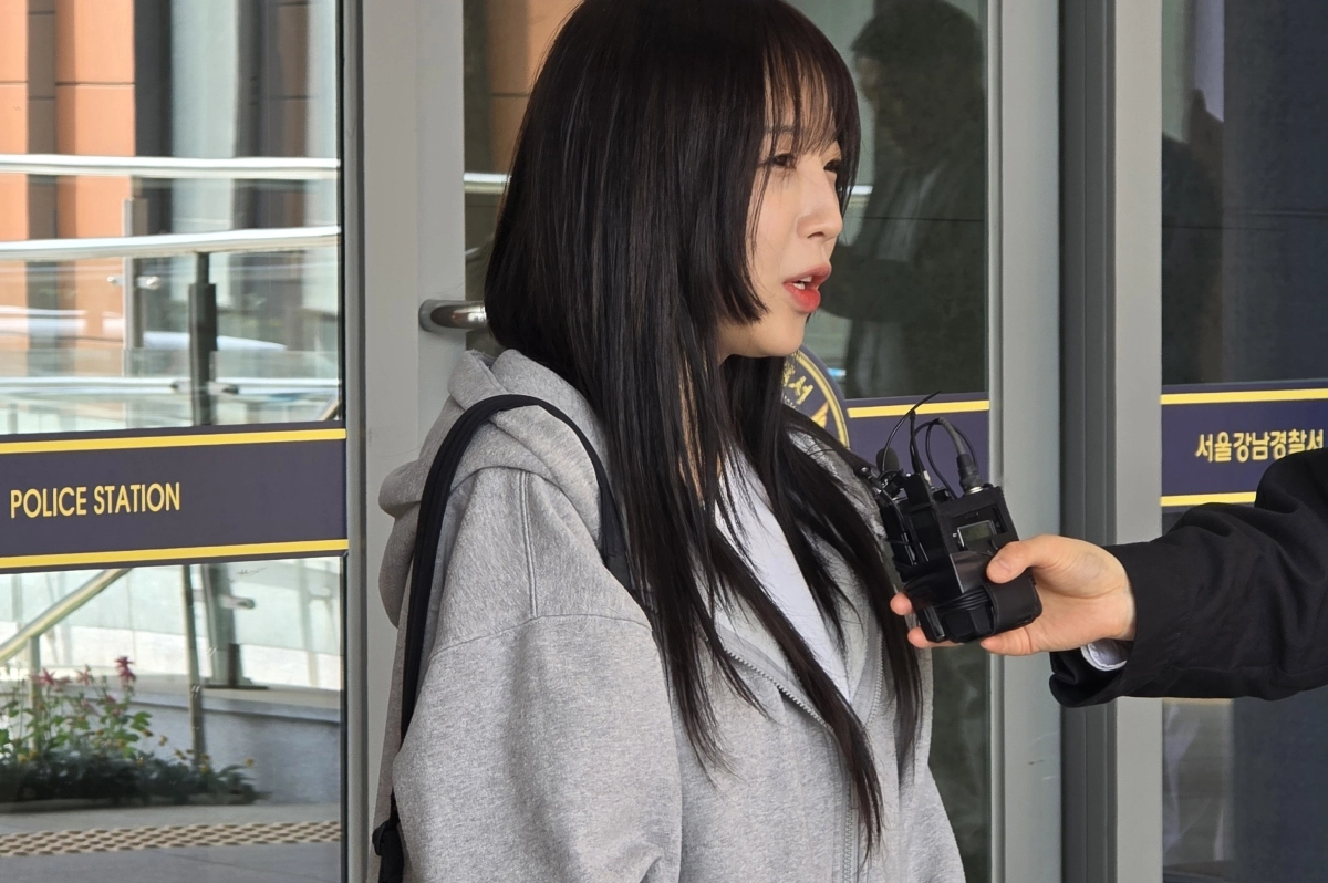 유튜브 채널 가로세로연구소 대표 김세의 씨를 스토킹과 협박 등 혐의로 고소한 유튜버 쯔양(본명 박정원)이 지난해 5월 서울 강남경찰서에서 고소인 조사를 마친 뒤 취재진의 질문에 답하고 있다. 연합뉴스