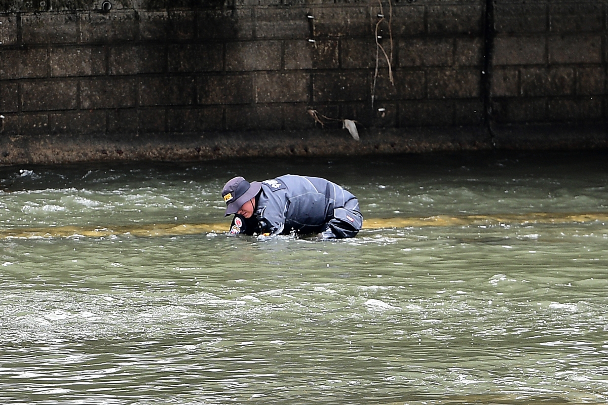대구 신천 ‘수상한 캐리어’…경찰 ‘여성 시신’ 발견