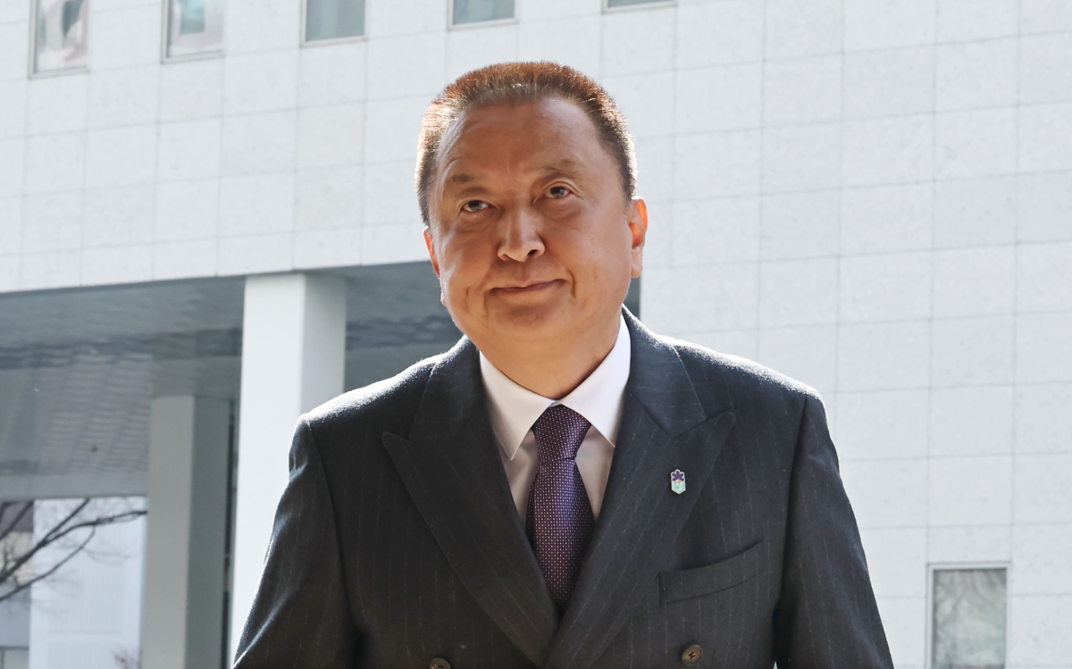 김영환 충북도지사가 23일 서울 양천구 서울남부지방법원에서 자신을  6·3 지방선거 공천에서 배제(컷오프)한 국민의힘 공천관리위원회 결정 효력을 정지해 달라며 낸 가처분 신청 심문에 출석하기 위해 법정으로 향하고 있다. 연합뉴스