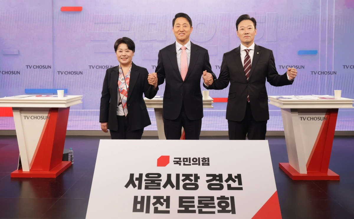 31일 오후 서울 중구 TV조선 스튜디오에서 국민의힘 6·3 지방선거 서울특별시장 후보자를 가리기 위한 비전 토론회가 열리면서 토론 시작을 앞두고 (왼쪽부터) 윤희숙, 오세훈, 박수민 후보가 손을 맞잡고 있다. 2026.3.31 국회사진기자단