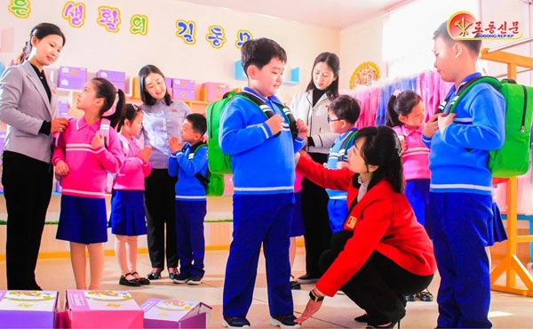 노동신문은 31일 “전국의 각급 학교 학생들에게 새 교복과 신발, 가방을 비롯한 학용품이 공급돼 학생들이 기쁨 속에 새 학기를 맞이하고 있다”고 보도했다.<br>평양 노동신문 뉴스1
