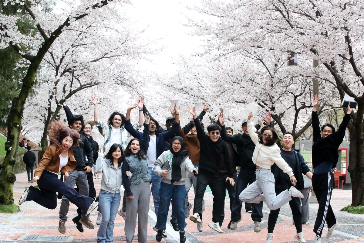 외국인 유학생, 벚꽃 매력에 ‘펄쩍’