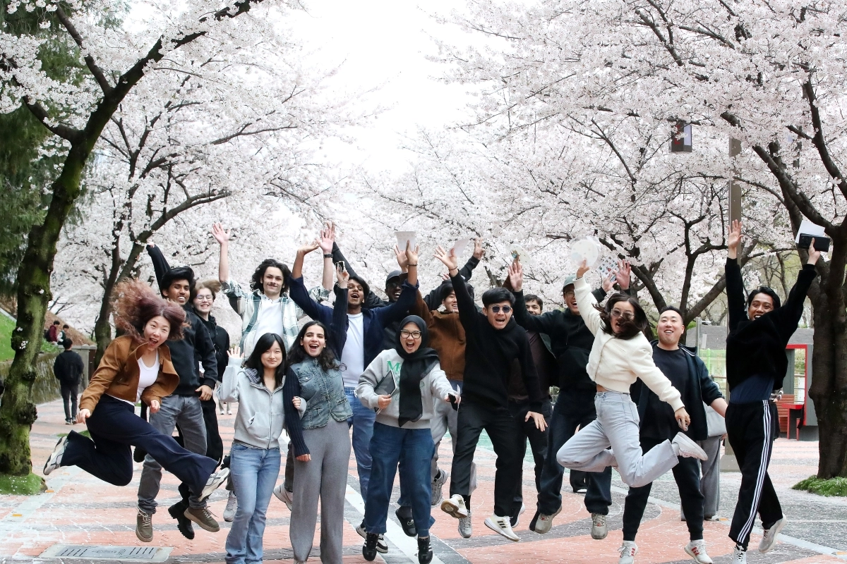 외국인 유학생, 벚꽃 매력에 ‘펄쩍’