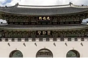 “한글 현판 더해 국가 정체성 강조” vs “역사적 증거로 원형 보존해야”