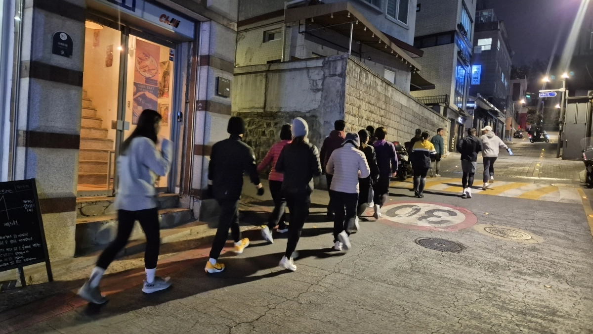 서울 중구 회현동에서 진행하는 20~40대 대상 러닝 클래스에서 참가자들이 육상 국가대표 출신 강사의 지도 아래 달리기를 하고 있다. 중구 제공