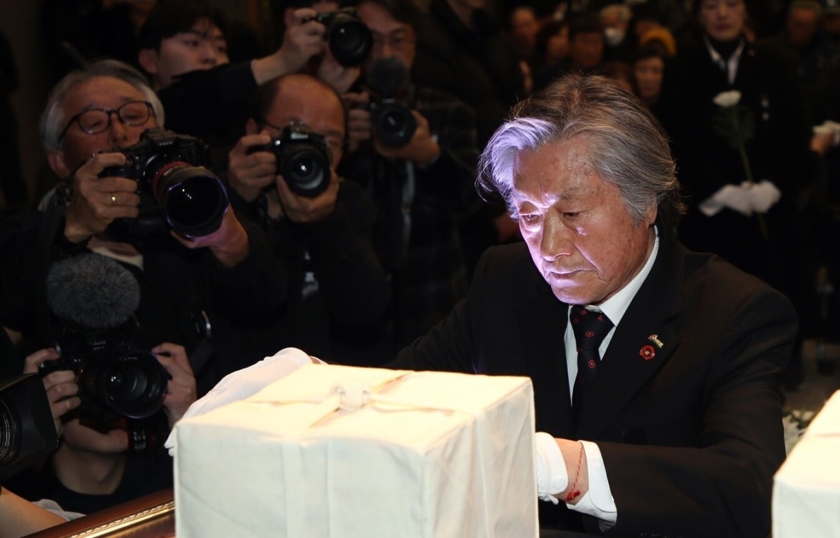 송승문 전 제주4·3희생자유족회장이 지난 2월 3일 ‘4·3희생자 발굴 유해 신원확인 결과 보고회’에서 부친 송태우씨의 유해를 마주하고 있다.  제주도 제공