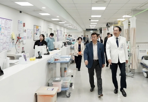 신상진 성남시장이 31일 성남시의료원을 방문해 병원시설을 둘러보고 있다.