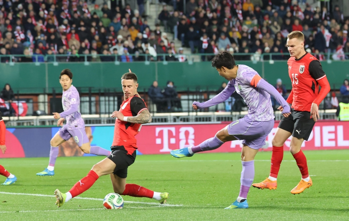 31일(현지시간) 오스트리아 빈 에른스트 하펠 스타디움에서 열린 한국 축구 국가대표팀과 오스트리아의 평가전에서 손흥민이 왼발슛을 날리고 있다. 2026.4.1 연합뉴스