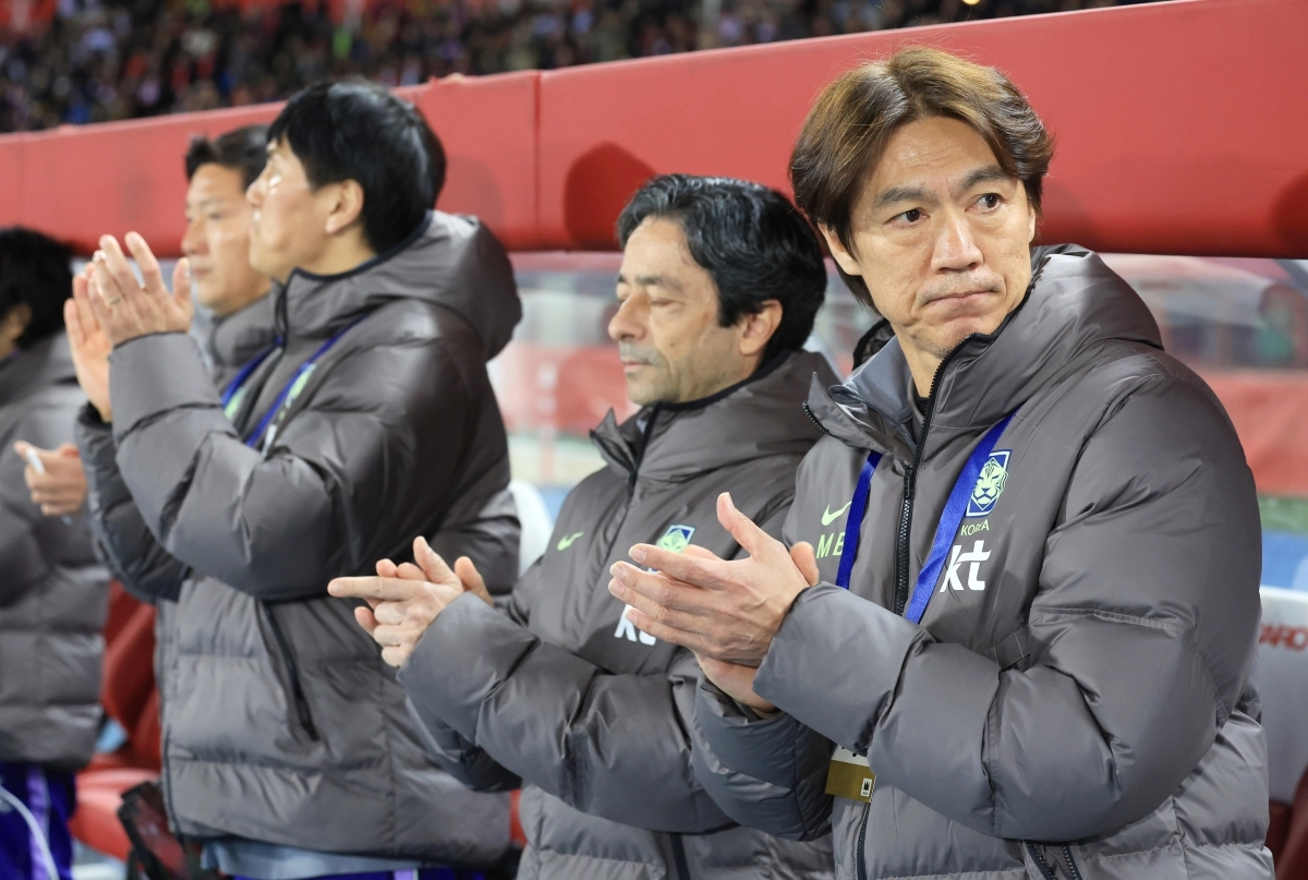 31일(현지시간) 오스트리아 빈 에른스트 하펠 스타디움에서 열린 한국 축구 국가대표팀과 오스트리아의 평가전에서 홍명보 감독이 벤치에서 경기 시작을 기다리고 있다. 2026.4.1 연합뉴스