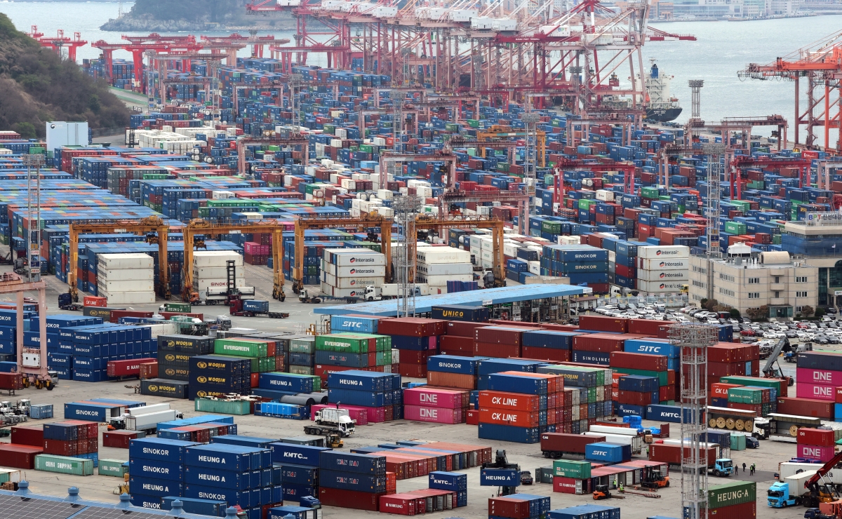 컨테이너 쌓여 있는 신선대 부두