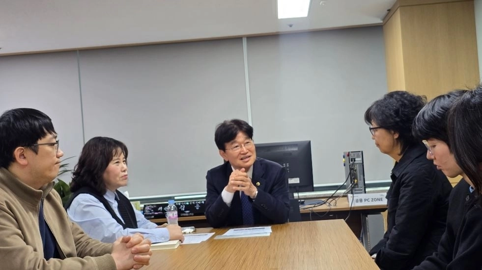 22기 정책위원회 간담회를 진행하고 있는 김용일 정책위원장