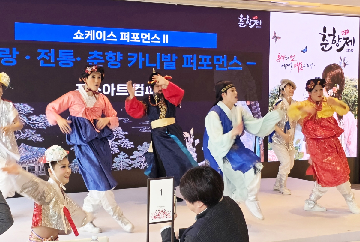 춘향제 프레스데이 행사에서 축제 공연팀이 퍼포먼스를 선보이고 있다.