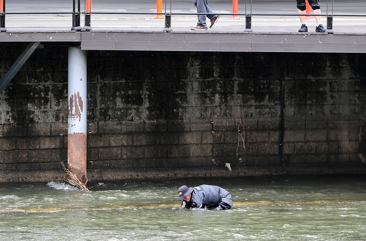 31일 오전 10시 30분쯤 “신천에 수상한 캐리어가 있다”는 신고를 접수한 경찰이 대구 북구 칠성동 잠수교 주변을 수색하고 있다. 경찰은 캐리어 안에서 여성 시신을 발견해 수사에 나섰다. 2026.3.31 뉴스1(독자 제공)