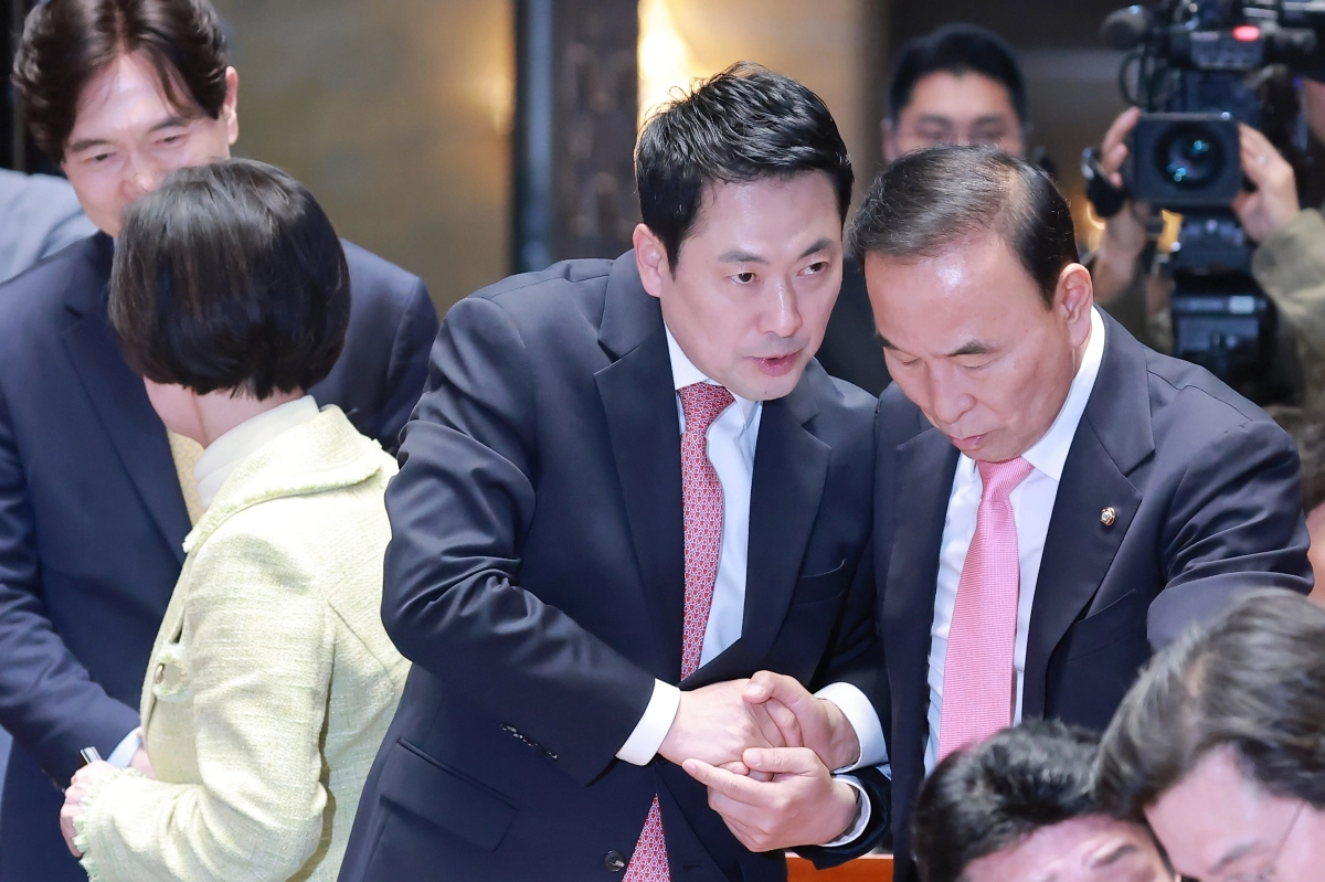 국민의힘 의원총회 참석하는 장동혁 대표