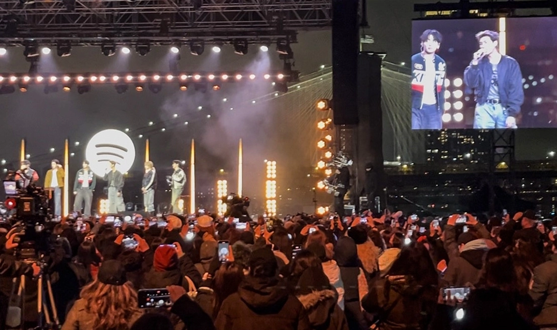 3월 23일(현지시간) 미국 뉴욕 맨해튼 피어17에서 ‘스포티파이 X BTS : 스윔사이드’ 행사 중인 방탄소년단. 연합뉴스