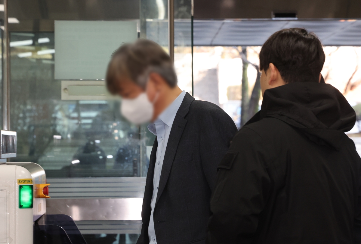 대상의 김모 사업본부장이 지난달 31일 전분당 담합 의혹 관련 영장실질심사를 받기 위해 서울 서초구 서울중앙지법에 들어서고 있다. 연합뉴스