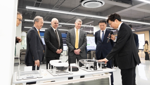 보잉코리아 윌 셰이퍼 사장(가운데)이 지난 31일 전북대를 찾아 피지컬AI 실증랩에 대해 설명을 듣고 있다. 전북대 제공
