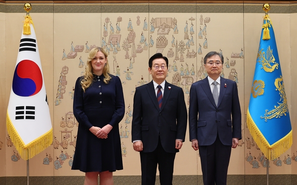 이재명 대통령이 지난해 12월 용산 대통령실에서 열린 주한대사 신임장 제정식에서 에바 마리 루섹 주한 오스트리아 대사로부터 신임장을 받은 뒤 기념 촬영을 하고 있다. 오른쪽은 조현 외교부 장관. 연합뉴스