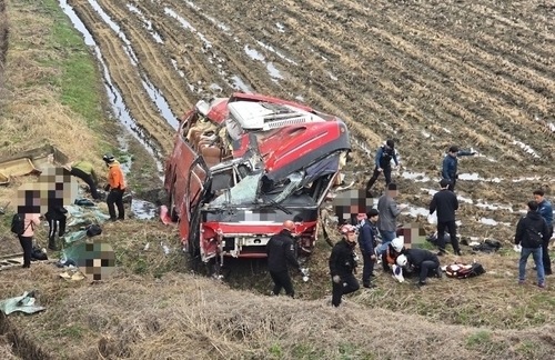 1일 오전 7시 40분쯤 충북 음성군 원남면의 한 도로에서 45인승 통근버스가 승용차와 부딪힌 후 논으로 추락, 탑승객 26명이 다치는 사고가 발생했다. 충북소방본부 제공