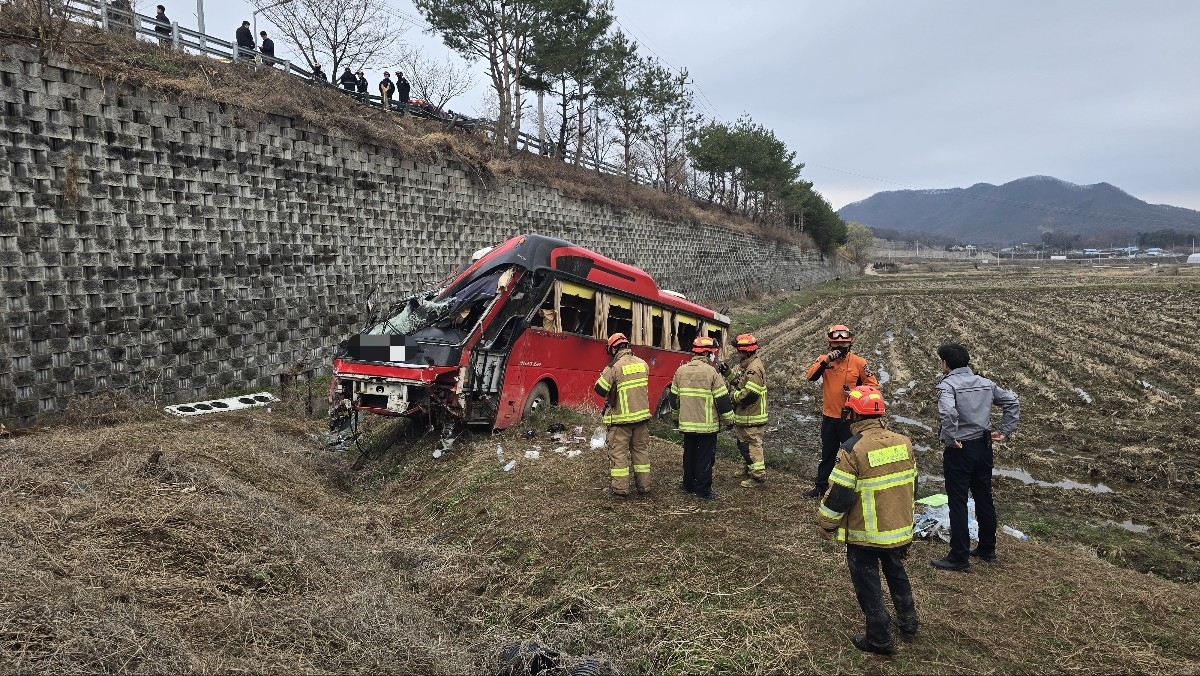 1일 오전 7시 42분쯤 충북 음성군 원남면 상노리의 한 도로에서 승용차와 충돌한 45인승 통근버스가 논으로 추락해 25명이 다쳤다. 충북도 소방본부 제공.