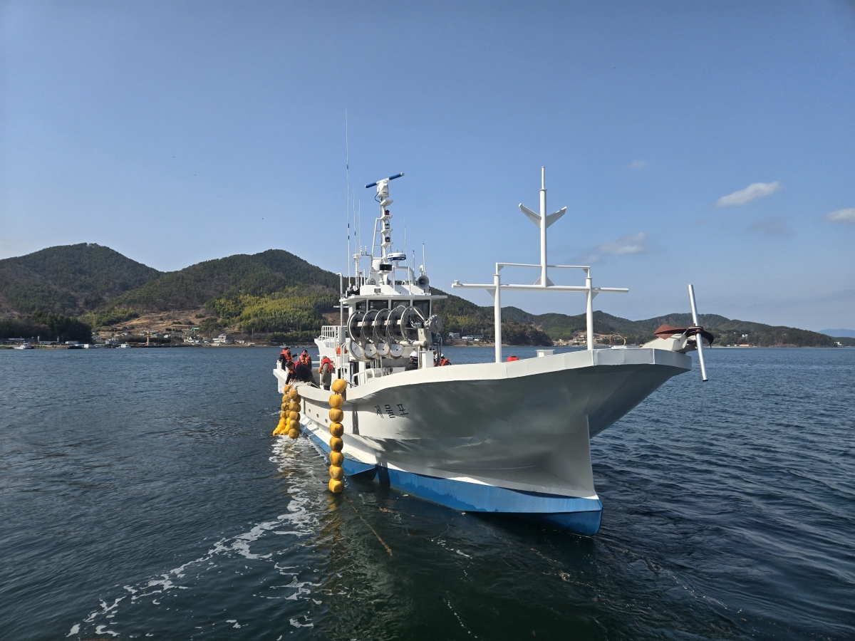 해양수산부가 개발한 국내 첫 하이브리드 추진 어선의 모습. 해양수산부