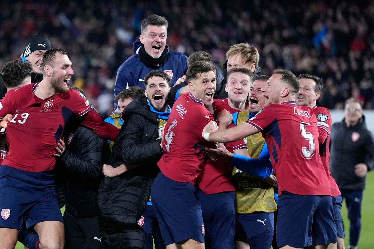체코 축구대표팀 선수들이  1일(한국시간) 체코 프라하의 에페트 아레나에서 열린 북중미 월드컵 유럽축구연맹(UEFA) 플레이오프(PO) D조 결승에서 덴마크를 누르고 월드컵 본선 진출이 확정된 뒤 환호하고 있다. 프라하 AP 연합뉴스