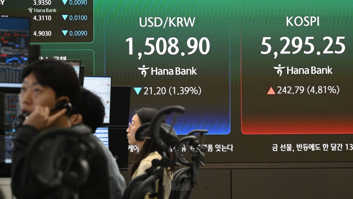 이란 전쟁 종식에 대한 기대감에 코스피가 급등한 1일 서울 중구 하나은행 본점 딜링룸에서 딜러들이 업무를 보고 있다. 이날 장 초반 코스피는 5% 넘게 치솟아 한때 매수 사이드카가 발동됐다. 2026.4.1 이지훈 기자