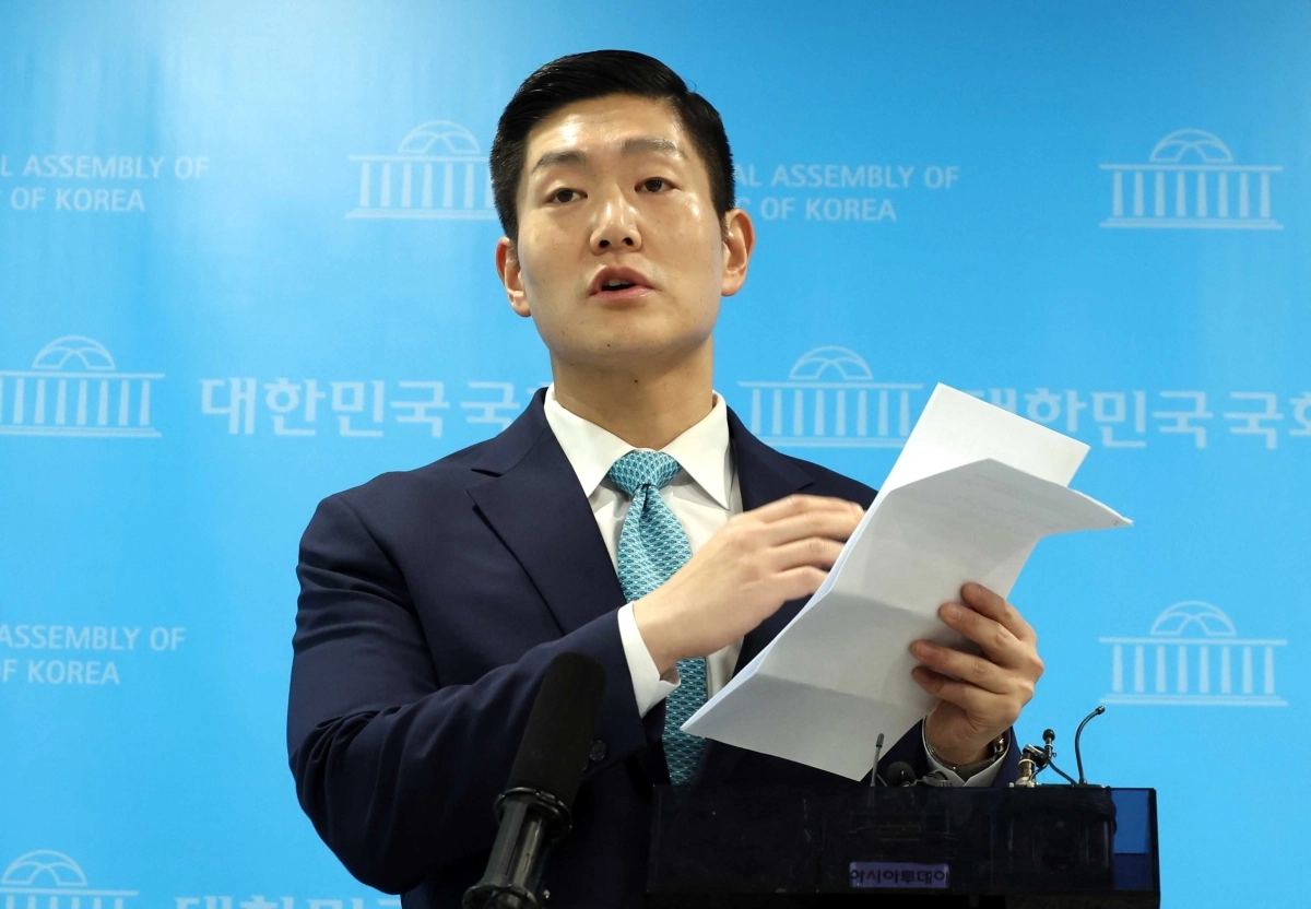 기자회견 하는 김재섭 의원