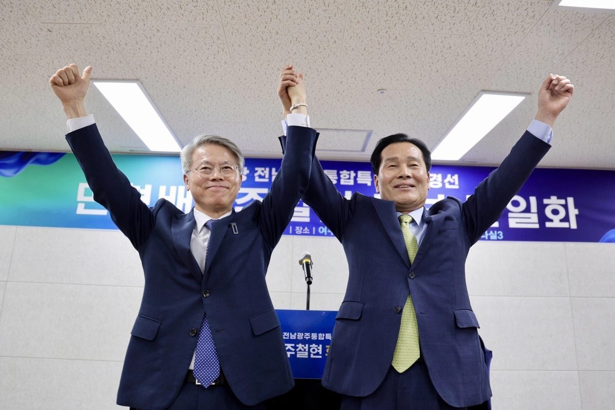 더불어민주당 전남광주통합특별시장 경선 후보인 민형배(왼쪽)·주철현 후보가 1일 여수에서 민형배 후보로 단일화를 선언했다. 민형배 후보 선거사무소 제공