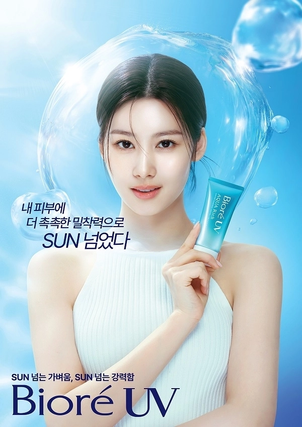 ▲스킨케어 브랜드 비오레가 트와이스 사나를 모델로 발탁했다.