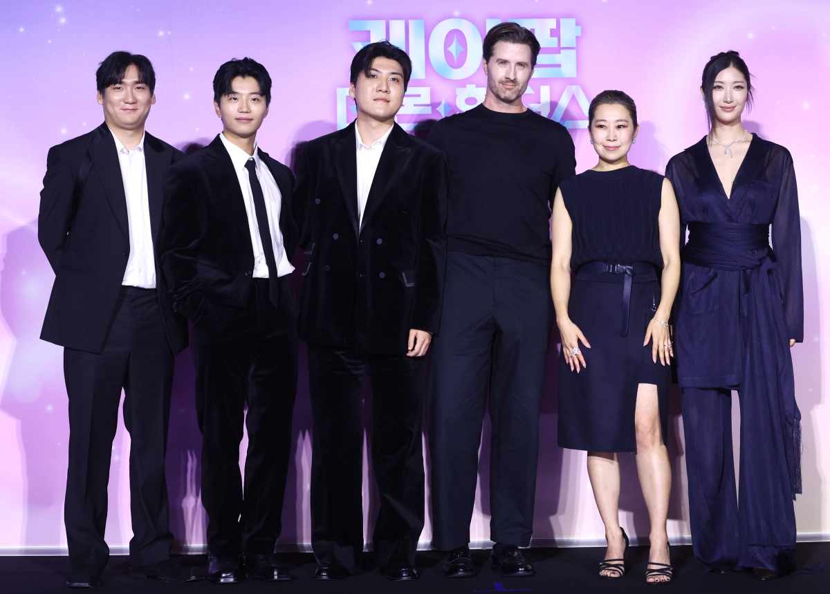 미국 아카데미 시상식 2관왕에 빛나는 넷플릭스 애니메이션 ‘케이팝 데몬 헌터스’의 주역들이 1일 서울 CGV용산아이파크몰에서 열린 기자간담회에서 기념사진을 찍고 있다. 연합뉴스