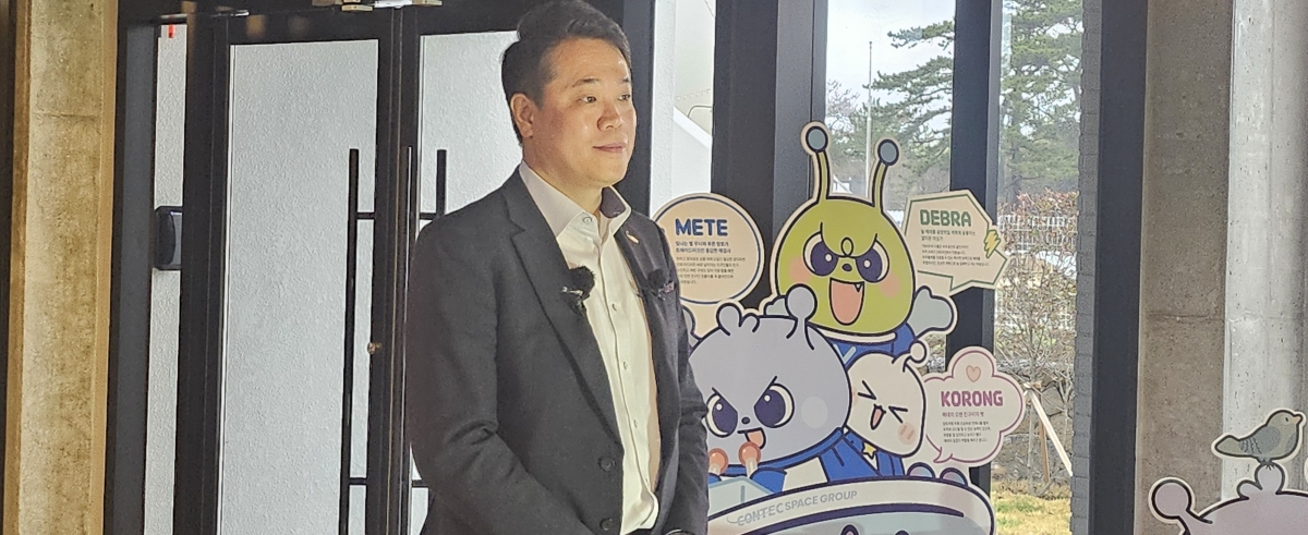 이성희 컨텍 대표이사가 2일 공식 개관하는 ‘아시안 스페이스 파크’(ASP)를 사전에 도청출입기자단에 공개하면서 인터뷰를 진행하고 있다. 제주 강동삼 기자