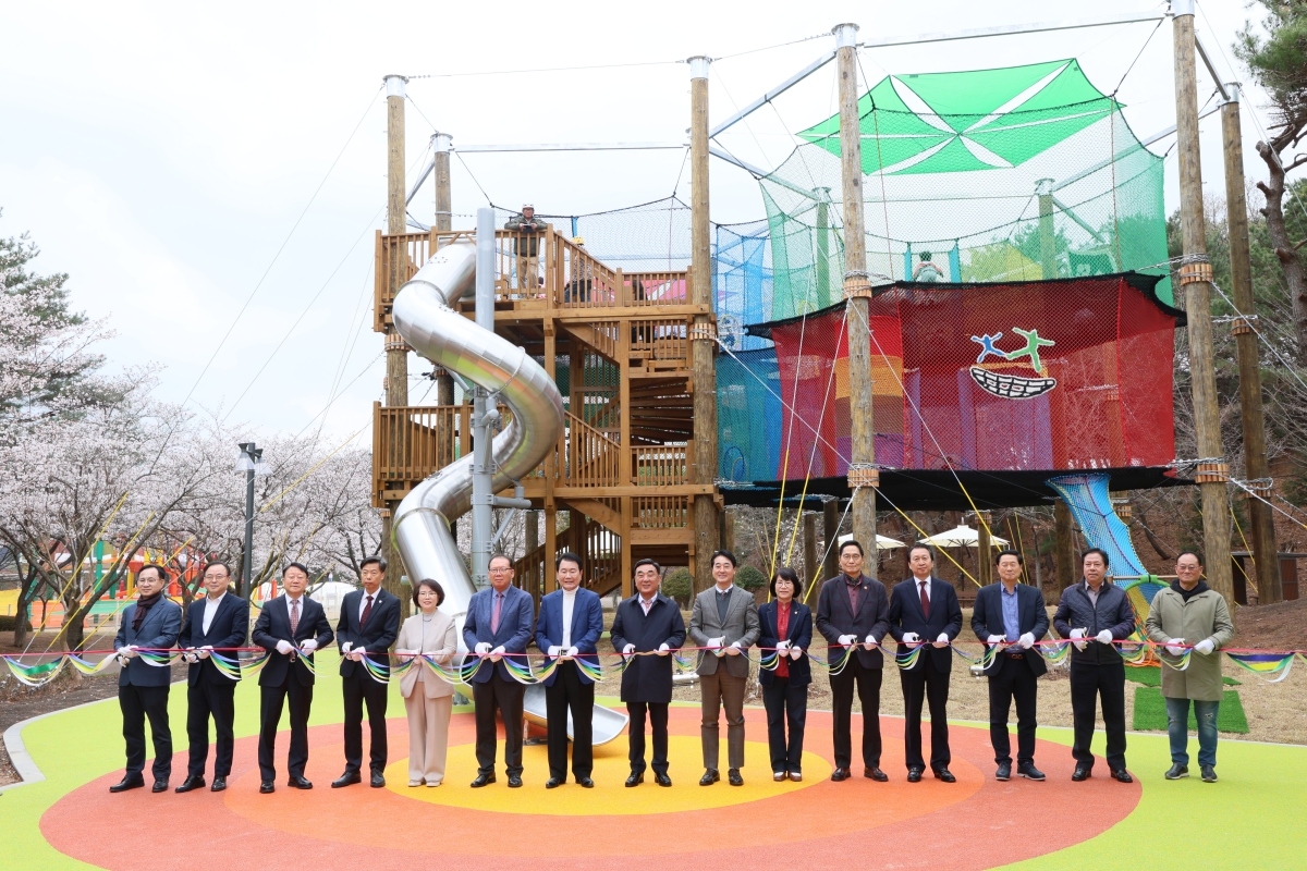 소풍마루 준공식이 1일 울산대공원에서 열렸다. 김두겸 울산시장을 비롯한 참석자들이 테이프를 자르고 있다. 울산시 제공