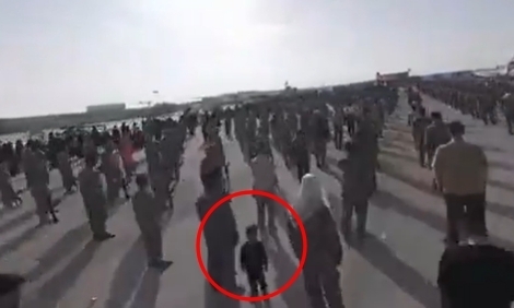 결집한 인원들 사이로 어린아이의 모습도 보인다. 이란 반관영 파르스 통신 X(엑스, 옛 트위터) 캡처